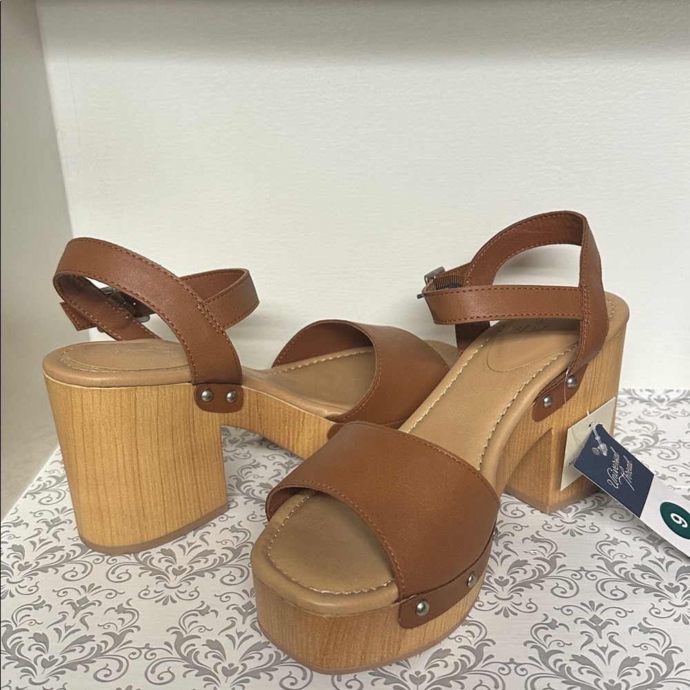 Universal Thread Brown Wedges